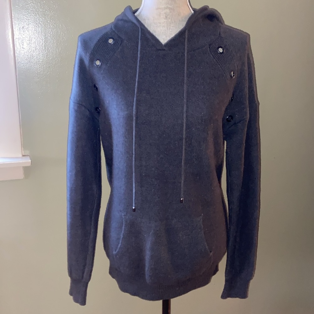 Harper lane Gray hooded sweater with pockets grommet details size M